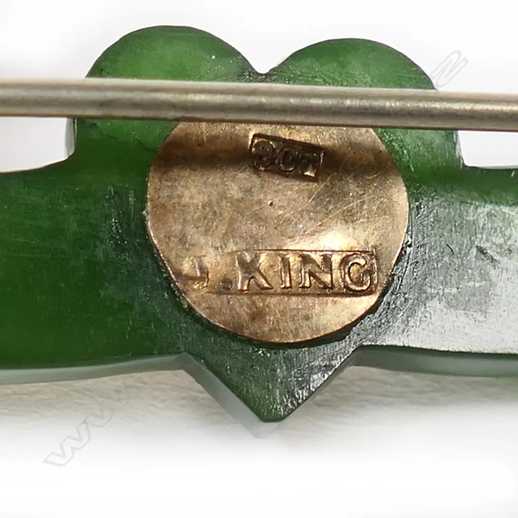 A c1900 James King (Wellington) 9ct gold and pounamu brooch, Image 1++